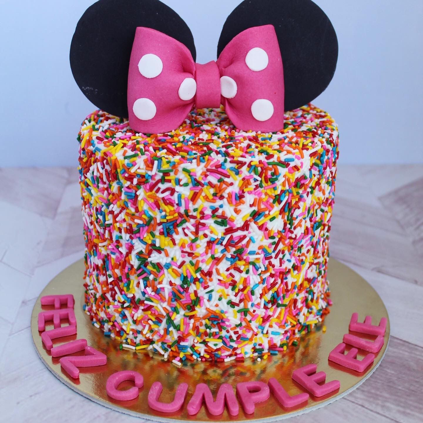 Minnie Sprinkles Cake 6-8 porciones
